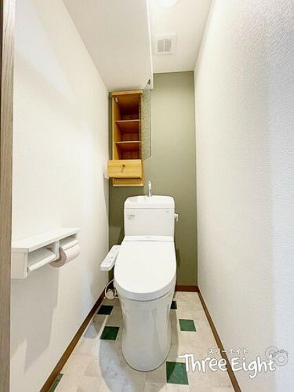 トイレ トイレは雰囲気の良いアクセントクロスが映えています。さらに収納も付いています