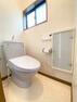 トイレ お手洗いはちょっとした収納あり！ 温水洗浄便座のリモコンは壁付で操作しやすいです。
