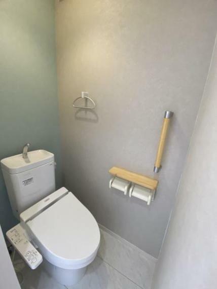 トイレ 1階・2階にそれぞれ設けられたトイレ。温水洗浄便座です。