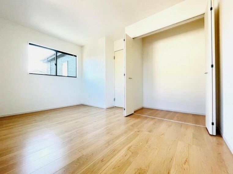 寝室 【2階洋室】白が基調のシンプルなデザインなので、インテリアを配置して自分の好きな空間を作る楽しみが広がります。