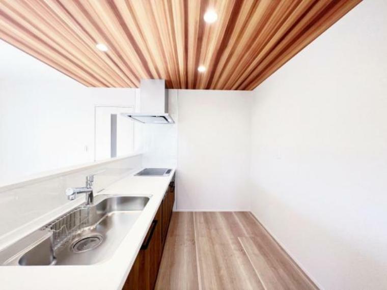 キッチン 天井部分のデザインがスタイリッシュなキッチン空間です。