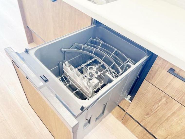 キッチン ビルトインタイプの食洗機でキッチンがスッキリ片付きます。