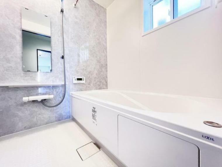 浴室 水はけがよくお手入れしやすいシステムバス。窓があり、気になる湿気の換気が可能です。