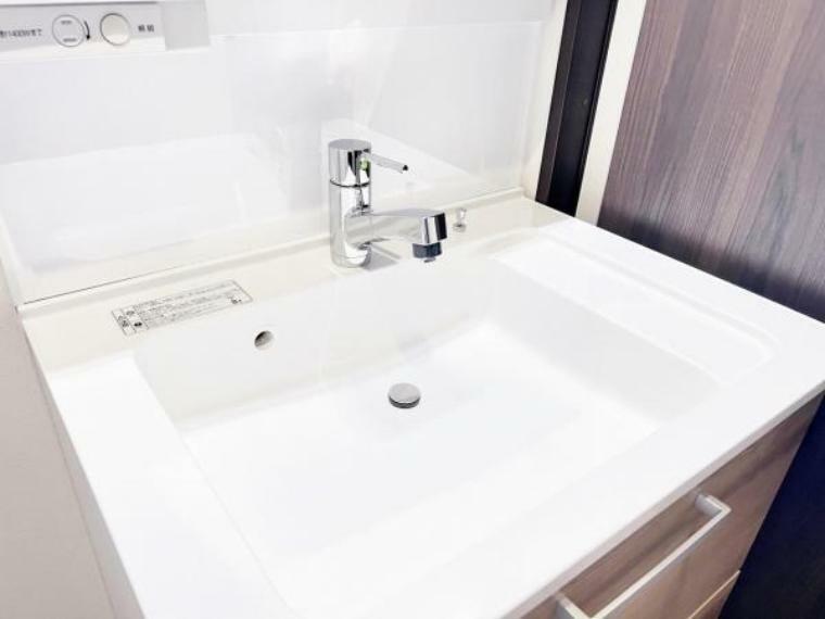 洗面化粧台 清潔感のある洗面台。洗面ボウル下の収納は引き出しタイプで、シャンプーなどのストックに便利です。