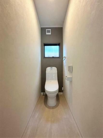 トイレ クロスや床材にもこだわりが感じられ、リラックスできる空間。