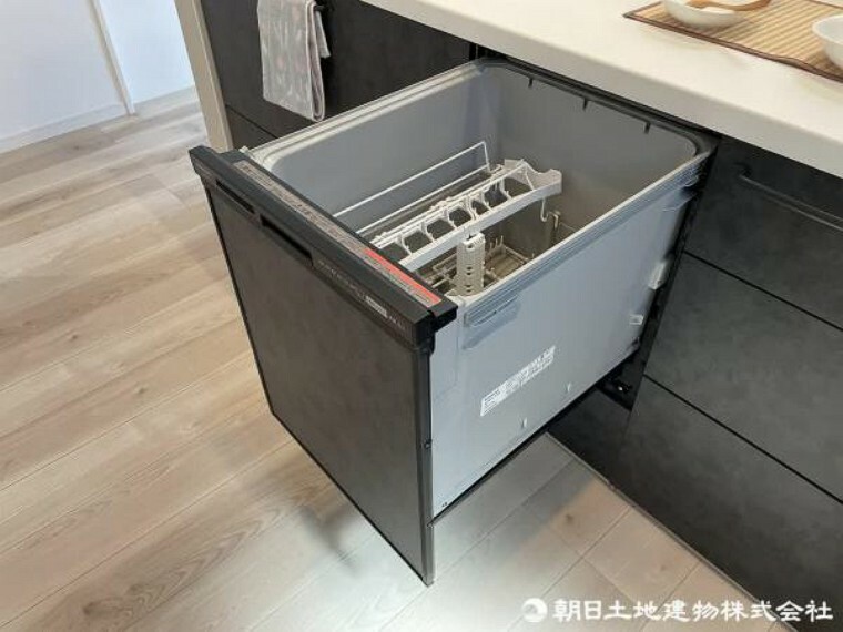 冷暖房・空調設備 家事を助けてくれる食器洗浄機。洗った食器の水切りスペースにも使用でき、キッチン周りをスッキリさせます。