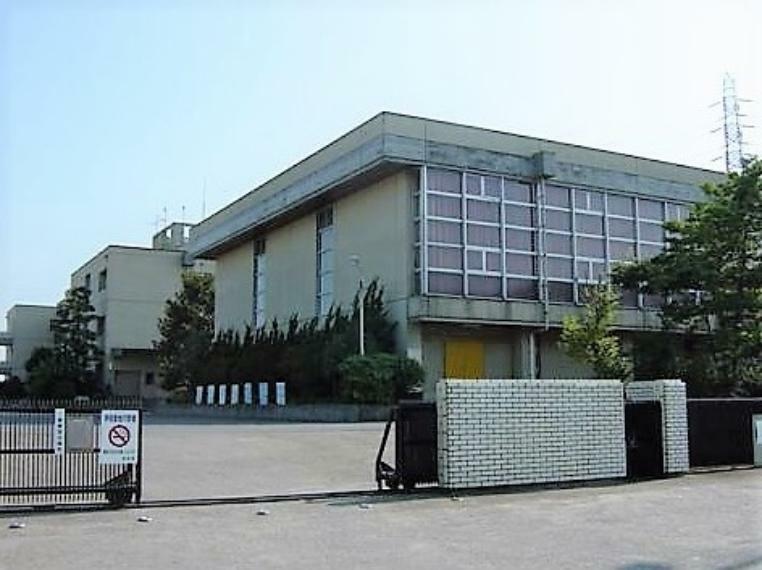 中学校 【中学校】龍ケ崎市立城西中学校まで800m