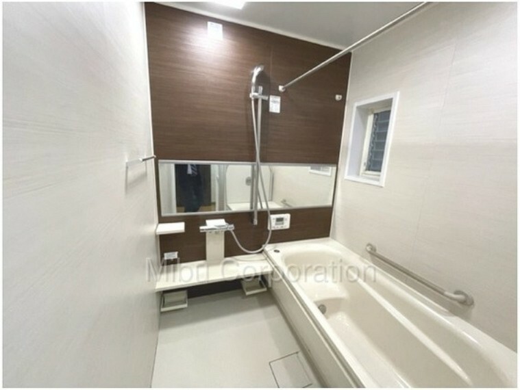 2012年4月に新規リフォーム済、浴室には窓もあり換気効果も取れます。洗い場も広く、ゆったりと疲れを癒せますね