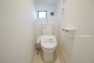 トイレ 7号棟:白を基調とした、清潔感のある水廻りです。（2023年12月撮影）