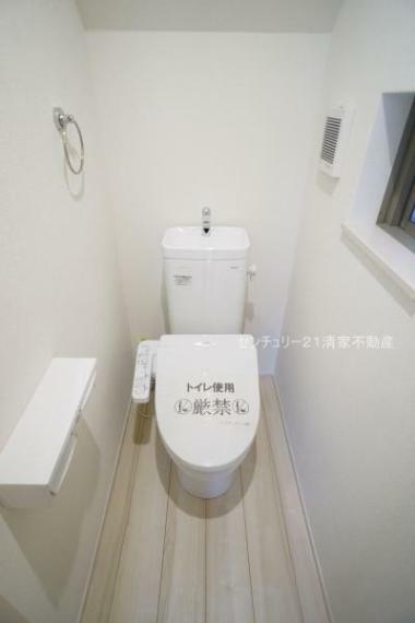トイレ 3号棟:白を基調とした、清潔感のある水廻りです。（2023年12月撮影）