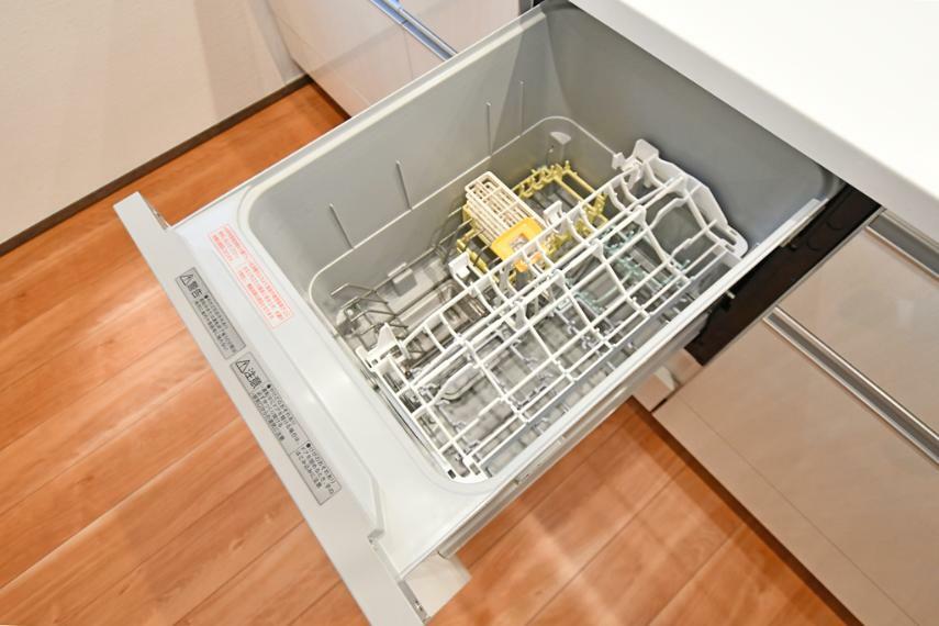 キッチン 2号棟現地写真（食洗機には通常の手洗いでは使用出来ないほど高温のお湯や高圧水流を使うことにより汚れを効果的に落とすことができます）