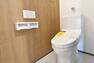 トイレ 2号棟現地写真（温水洗浄便座は1階・2階のトイレに標準で装備。清潔を保ちやすくするため操作はリモコン式）