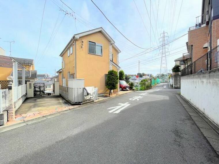 現況写真 【前面道路】前面道路は閑静な住宅地をはしる車通りの少ない道路。