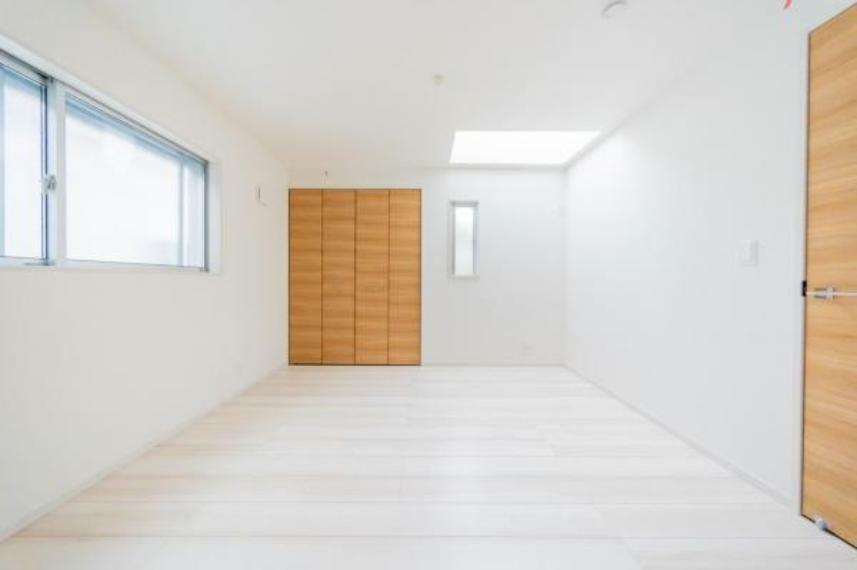 【居室】壁面クローゼットがあればタンスを置く必要がなく、出っ張りのないスッキリ空間を維持できます。