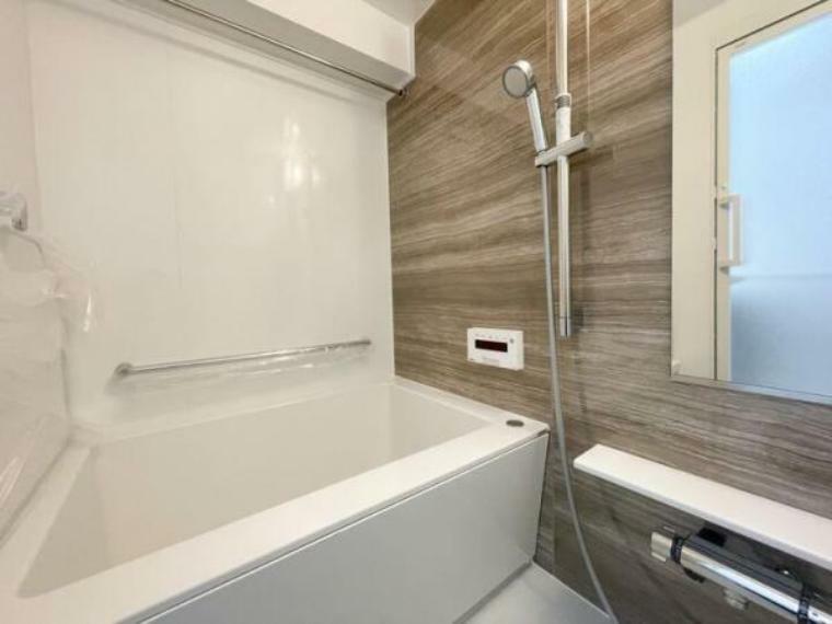 浴室 暖かな色合いの浴室。 シャワーヘッドは位置を変えられます。