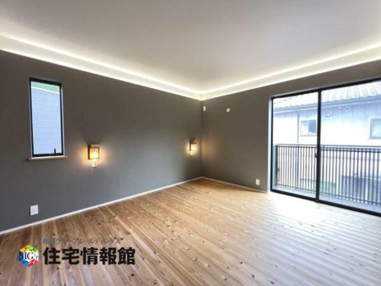 シックな壁紙と木目の床材が美しいコントラストをなす主寝室にもなる洋室です。