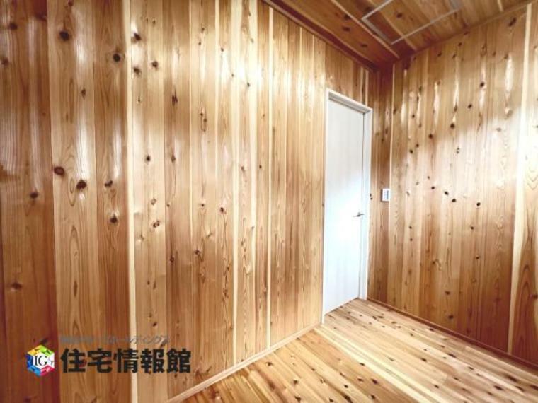 収納 天井、壁面を床材と同じ木材でまとめた収納（納戸）です。