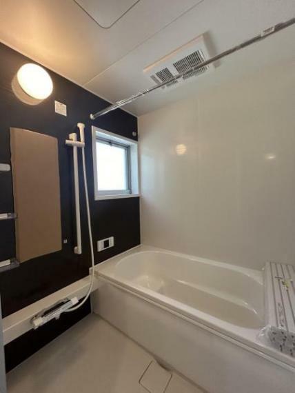【リフォーム済】浴室の写真です。浴室はハウステック製、新品のユニットバスに交換しました。新しいユニットバスでゆっくり疲れを癒してください。