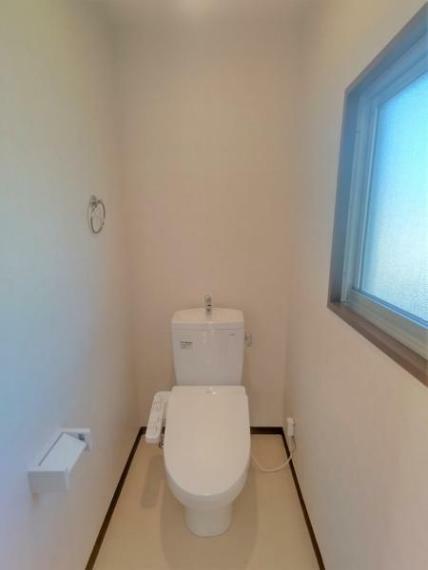 【リフォーム済】2階トイレの写真です。TOTO製の物に新品交換しました。トイレのために1階を上り下りするストレスから解放されます。