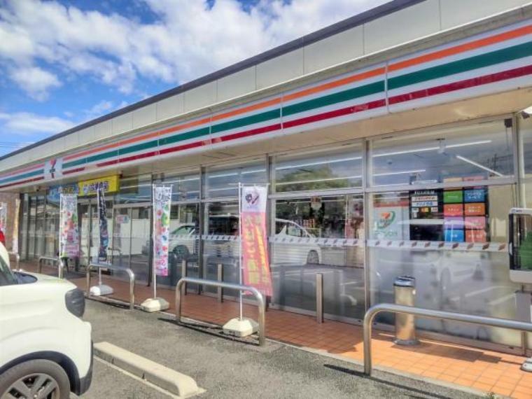 コンビニ セブンイレブン南高江店まで450m。