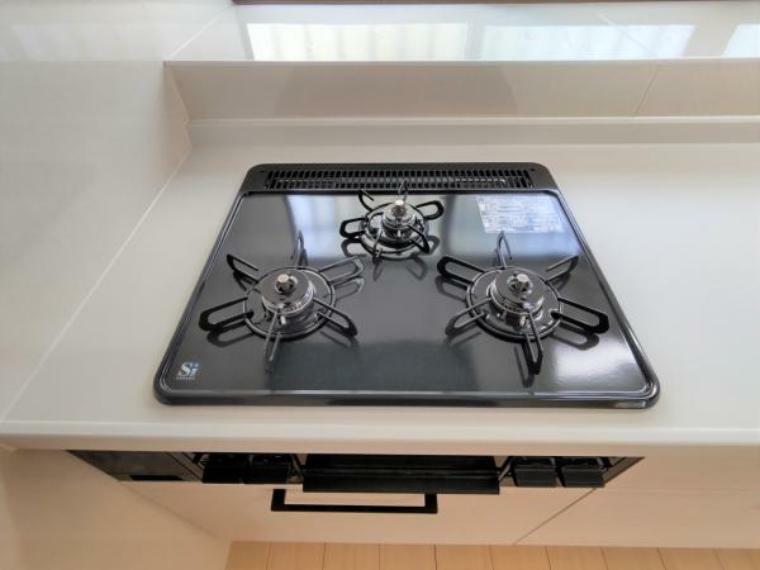 キッチン 新品交換したキッチンは嬉しい3口コンロがついており、同時調理ができるため、調理時間の短縮ができます。大きなお鍋を置いても困らない広さです。