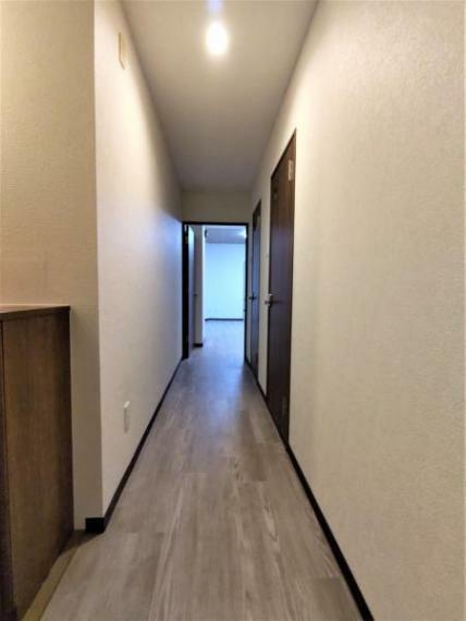 【リフォーム済】階廊下はフロアタイル張替え、クロス張替え、照明交換を行いました。物をもって動くとき等、廊下が広いと安心ですね。