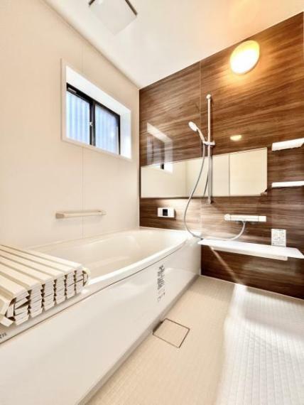 【リフォーム済】浴室は新品のリクシル製ユニットバスに交換。心地よい入浴を可能にした形状の浴槽は安全面を考慮し床に凹凸が付いています。広々1坪タイプでのんびり入浴でき、一日の疲れを癒せますよ。