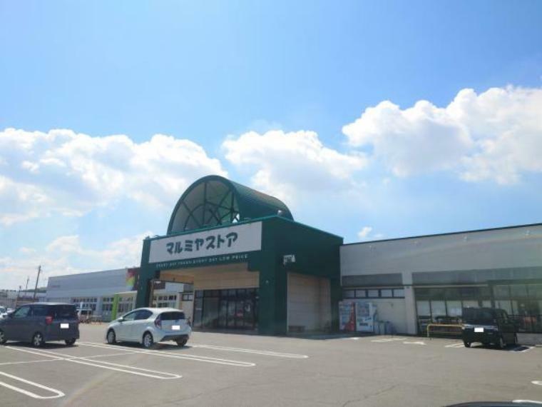 スーパー 【周辺環境】マルミヤストア鶴崎森店まで約700m（徒歩約9分）です。日用品の買い物もすぐに済ませられますね。