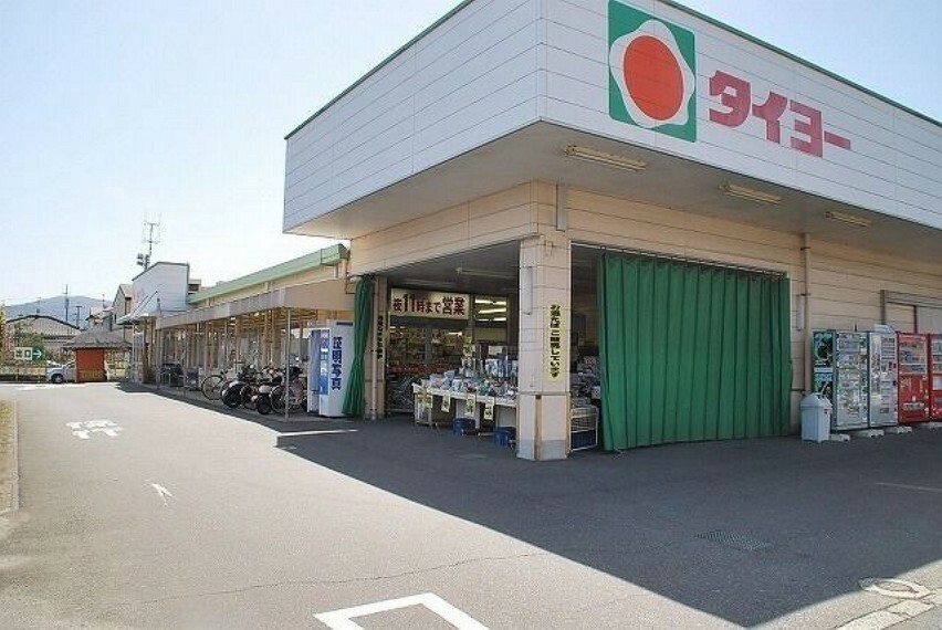 スーパー タイヨー坂之上店【タイヨー坂之上店】は、鹿児島市坂之上6丁目23番2号に位置する谷山街道近くのスーパーです。取扱品目は主に「生鮮食品・日配品・一般食品 ・日用雑貨・お酒」です。駐車場があります。