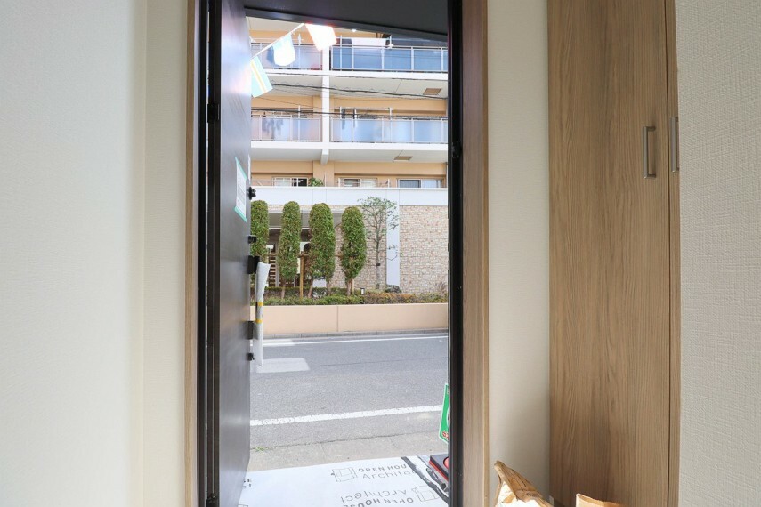 玄関 高級感のあるデザインと断熱性、防犯性に優れた玄関ドアを標準装備。