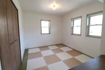 約4.5畳の和室。リビングに面したお部屋で扉を開けて広く使う事もでき、お子様の遊びスペースとしても。