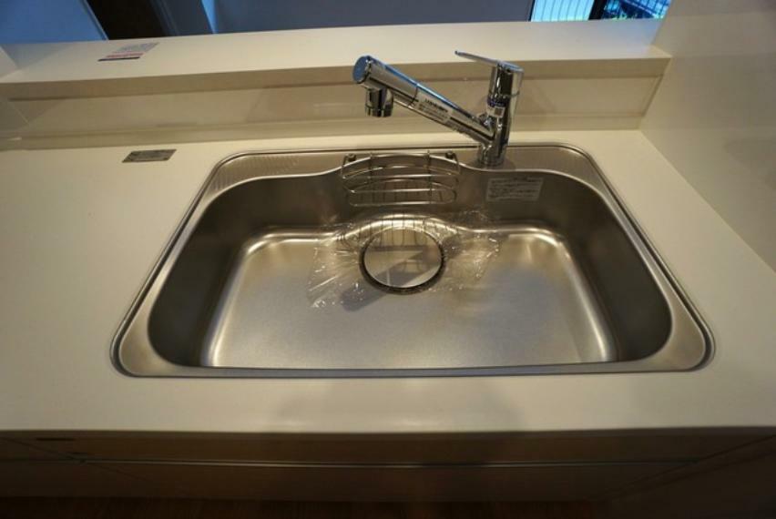 キッチン シンクは広さを確保しているので、大きめの鍋も簡単に洗えます。