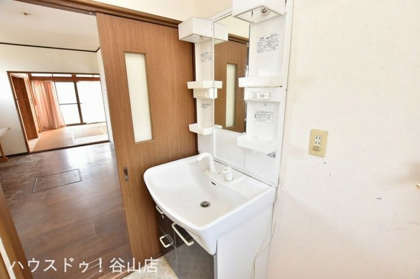 洗面化粧台 桜島が見える和田団地の売家の洗面室