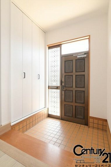 玄関 ■現地撮影写真■便利な収納スペース付きで玄関をスッキリ広々使用出来ます！