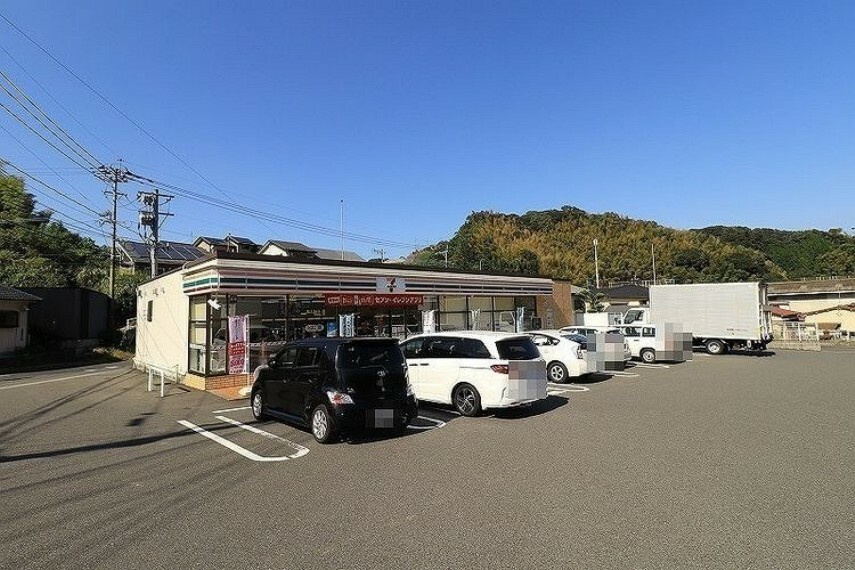 コンビニ セブンイレブン　鹿児島西郷団地入口店【セブンイレブン鹿児島西郷団地入口店】コンビニエンス ストアのチェーン。軽食や飲み物をはじめ、売店で扱うさまざまな商品を用意。