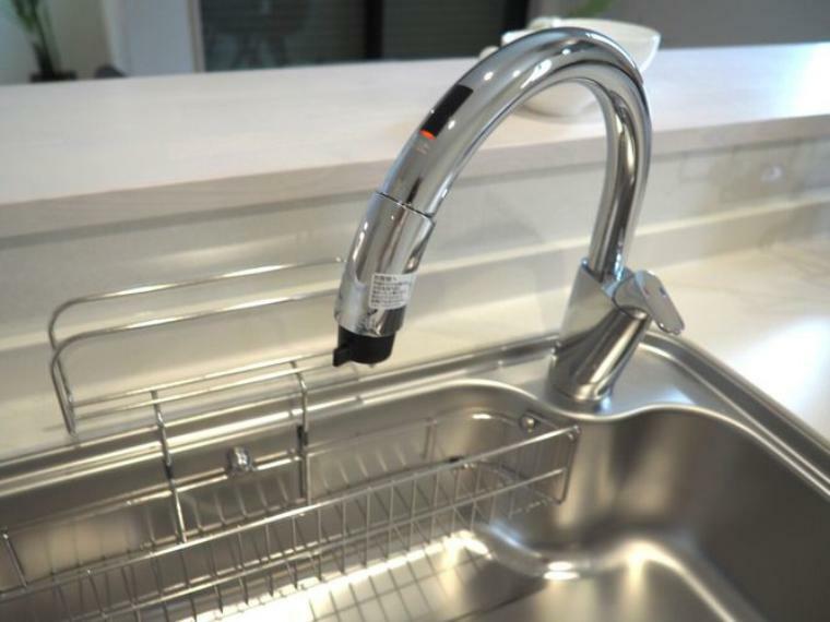 タッチレス水栓　調理中などでも手をかざすだけでお水が出せるので衛生的です