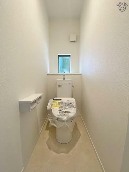 トイレ スタンダードな手洗いタンク一体型・暖房洗浄便座付きトイレ