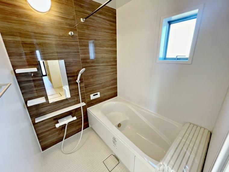 浴室 浴室乾燥機付きと窓のある明るいバスルーム。喚起しやすく清潔に保てます。ゆったり一坪の広さで、一日の疲れを癒すバスタイムが過ごせるお風呂です。