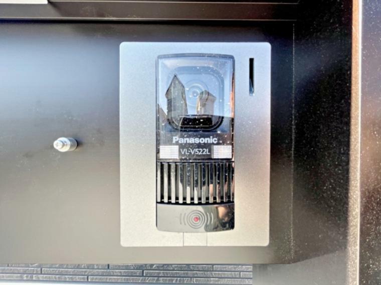 防犯設備 玄関ポーチにはTVモニター付きインターホンが設置されます。訪問者が室内で確認でき安心です。