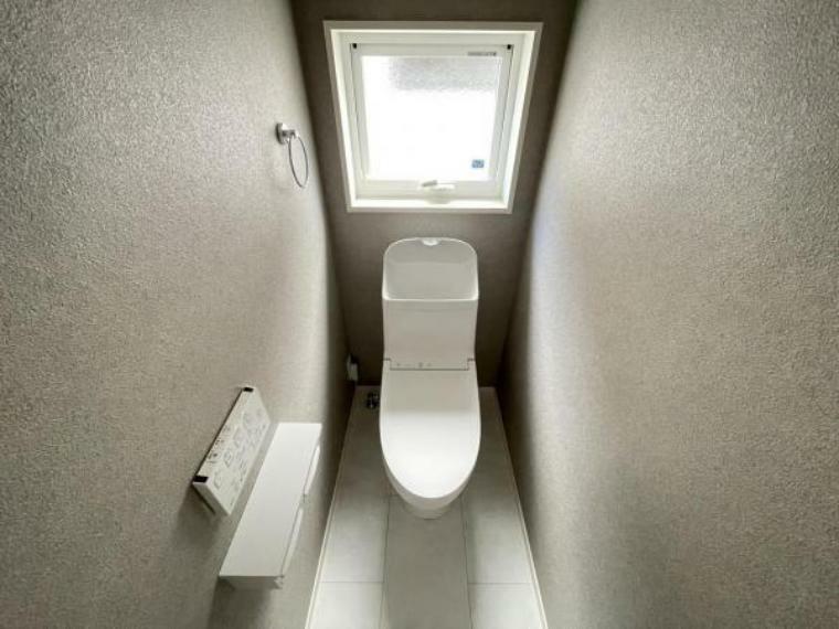 トイレ （トイレ）温水洗浄便座付きのトイレで、毎日快適にお使いいただけます。窓がありますので、空気の入れ替えもスムーズです。