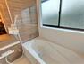 浴室 【リフォーム済】浴室はLIXIL製の新品のユニットバスに交換しました。床は水はけがよく汚れが付きにくい加工がされているのでお掃除ラクラクです。1坪タイプのお風呂なので足を伸ばしてゆったりとくつろぐことが出来ますね。