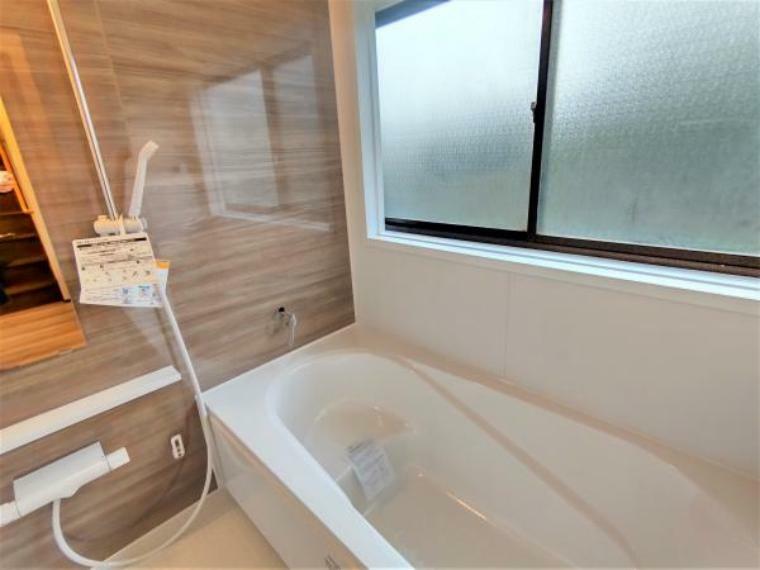 【リフォーム済】浴室はLIXIL製の新品のユニットバスに交換しました。床は水はけがよく汚れが付きにくい加工がされているのでお掃除ラクラクです。1坪タイプのお風呂なので足を伸ばしてゆったりとくつろぐことが出来ますね。