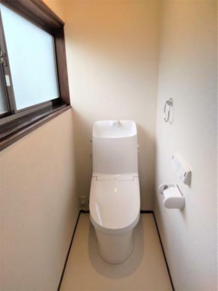 【リフォーム済】トイレはLIXIL製の温水洗浄機能付きに新品交換しました。キズや汚れが付きにくい加工が施してあるのでお手入れが簡単です。直接肌に触れるトイレは新品が嬉しいですよね。壁、天井のクロスを張替え照明器具を交換しました。