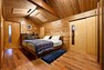 子供部屋 室内:木の温かみを感じる寝室。
