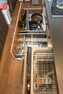 キッチン 食洗機や多様な収納付きのシステムキッチン。作業スペースが広く使いやすいのもポイントです。