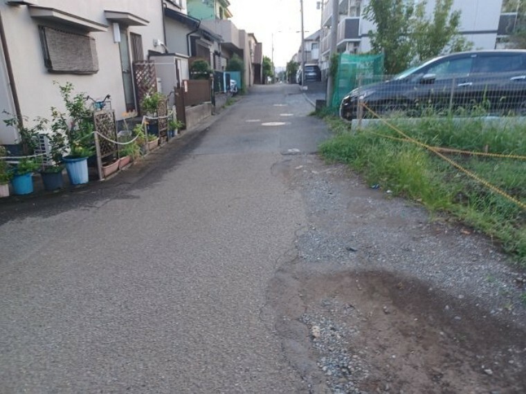 現況写真 お持ちの車種によっては前面道路が広い方が便利でしょう。しかし、前面道路が広ければその分交通量が多くなるため、騒音などが気になる場合があります。実際に現地を見学し、周辺交通量や騒音などを確認しましょう！