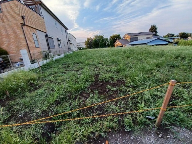 現況写真 土地の前の道路に消火栓が設置されていることがあります。この場合、道路交通法第45条第1項により、駐車禁止の場所が指定されています。そのため、車庫などの駐車スペースをつくることができない場合があります。