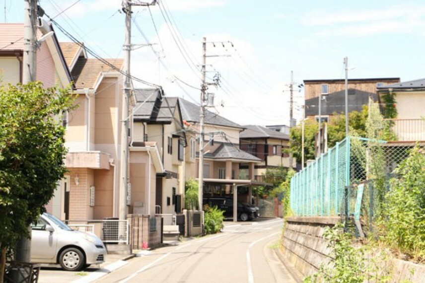 眺望 桜や紅葉の名所に出かける人は多いと思いますが、家にいながら季節の移ろいを感じる生活を送りませんか？リビングや窓から見える景色が生活を彩るワンポイントに！現地から見える景色を堪能してみては如何でしょう。