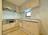 キッチン 壁面キッチンのメリットは、とても掃除が行いやすい点です。ワンタッチで切換え可能な浄水シャワー栓＆便利なビルトイン食器洗浄機、標準完備