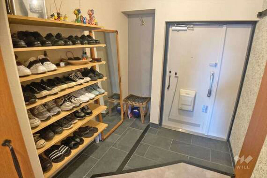 玄関 土間収納が広くとられた玄関、見せる収納で靴もたくさん置くことができます。